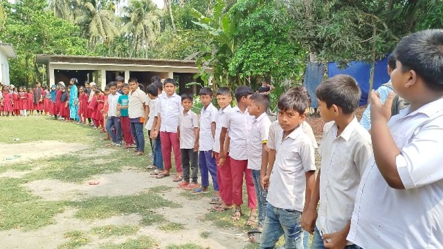 পূর্বকলাবাড়ীয়া বিদ্যালয়ের মাঠ দখল করে বাড়ি নির্মাণের প্রতিবাদ