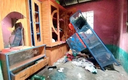 কালিয়ায় হামলায় বাড়িঘর ও দোকান ভাঙচুর, আহত ১২