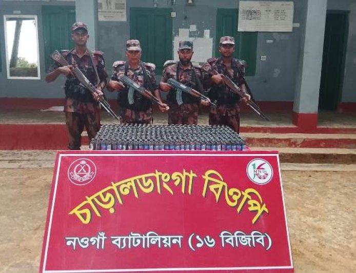 চাঁপাইনবাবগঞ্জ সীমান্তে ৪৩০ বোতল ভারতীয় ফেন্সিডিল আটক