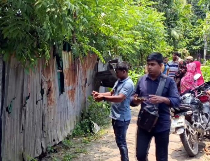 লোহাগড়ায় প্রতিপক্ষের বাড়িঘর ভাঙচুর ও চাঁদা দাবির অভিযোগ