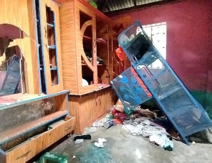 কালিয়ায় হামলায় বাড়িঘর ও দোকান ভাঙচুর, আহত ১২