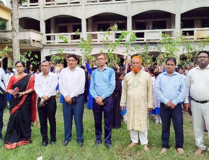 কিশোরীবান্ধব স্বাস্থ্যসেবা, গাছের চারা ও শিক্ষা উপকরণ বিতরণ