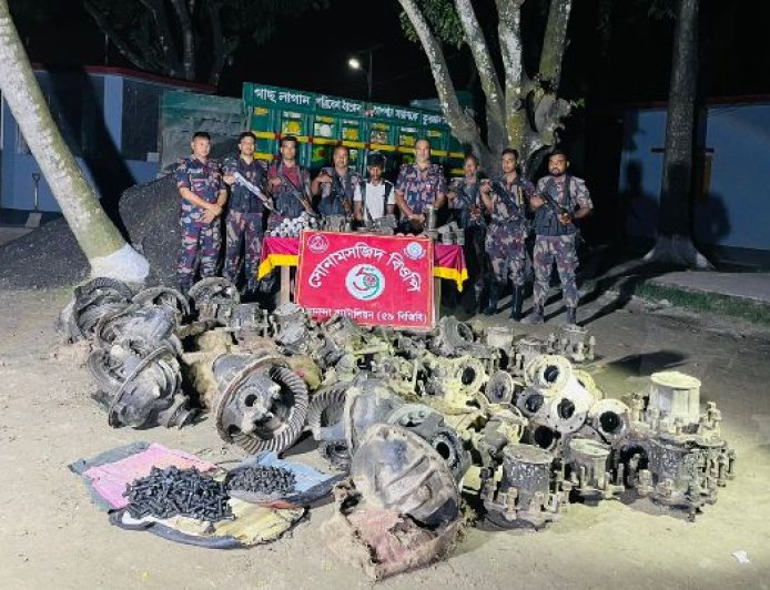 সীমান্তে পাথরের ট্রাকে মিলল ভারতীয় ট্রাক যন্ত্রাংশের বিশাল চালান