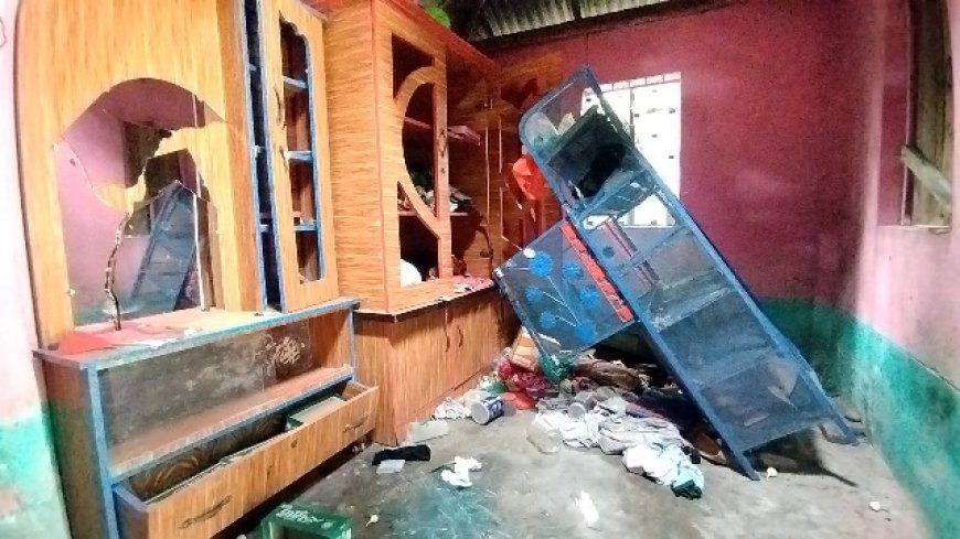 কালিয়ায় হামলায় বাড়িঘর ও দোকান ভাঙচুর, আহত ১২