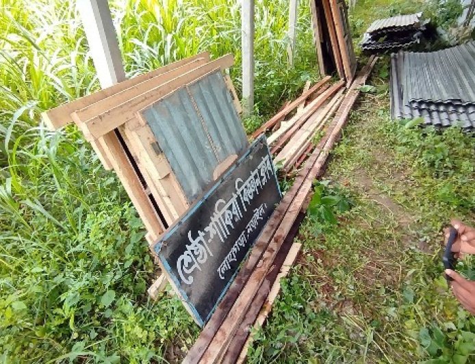 লোহাগড়ায় বাড়িঘর ও বিজ্ঞান ক্লাব ভাঙচুরের অভিযোগ
