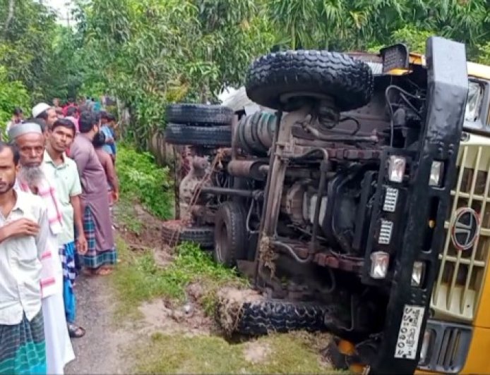 ট্রাক নিয়ন্ত্রণ হারিয়ে বসতঘরে, বড়বোন নিহত, ছোটবোন আহত