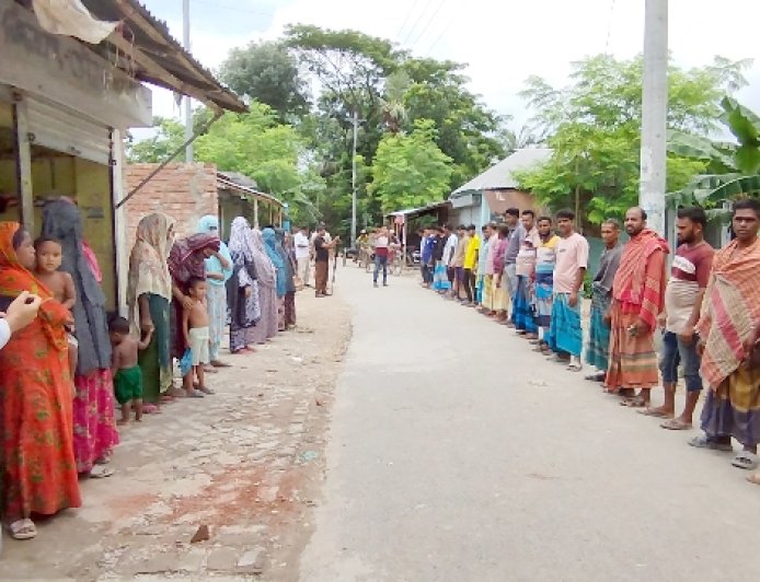 সাতবাড়িয়ায় প্রতিপক্ষের অপপ্রচারের বিরুদ্ধে মানববন্ধন