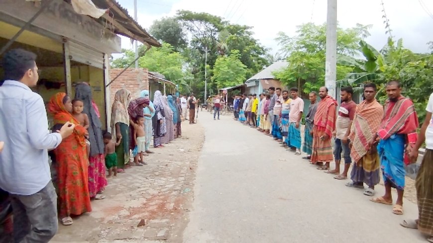 সাতবাড়িয়ায় প্রতিপক্ষের অপপ্রচারের বিরুদ্ধে মানববন্ধন